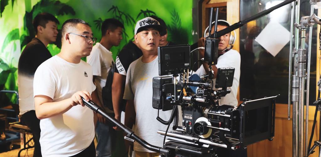 建业华夏亚视制作电影追梦人正在紧张拍摄中小小少年肆意奔跑